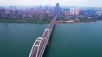 湖南株洲市芦淞大桥城市车流交通航拍视频的预览图